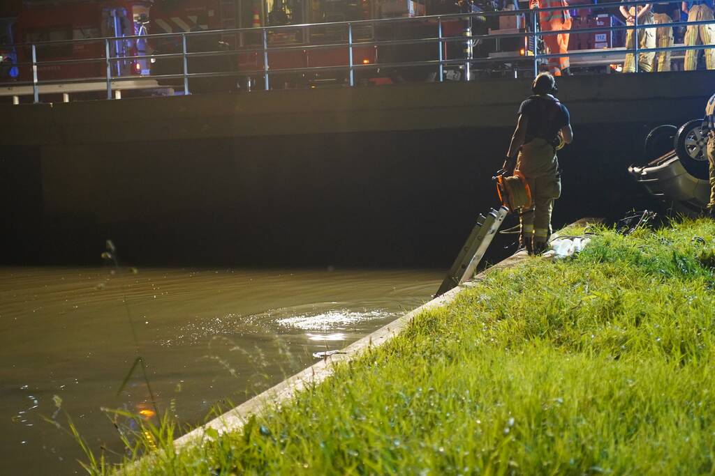 Bestuurder overleden nadat auto te water is geraakt