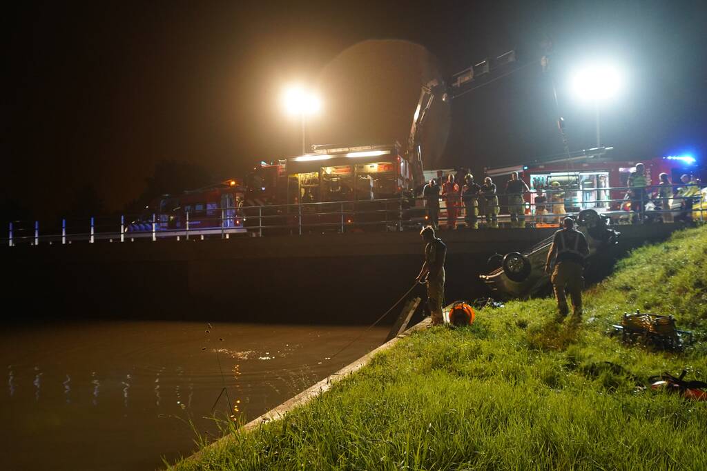 Bestuurder overleden nadat auto te water is geraakt