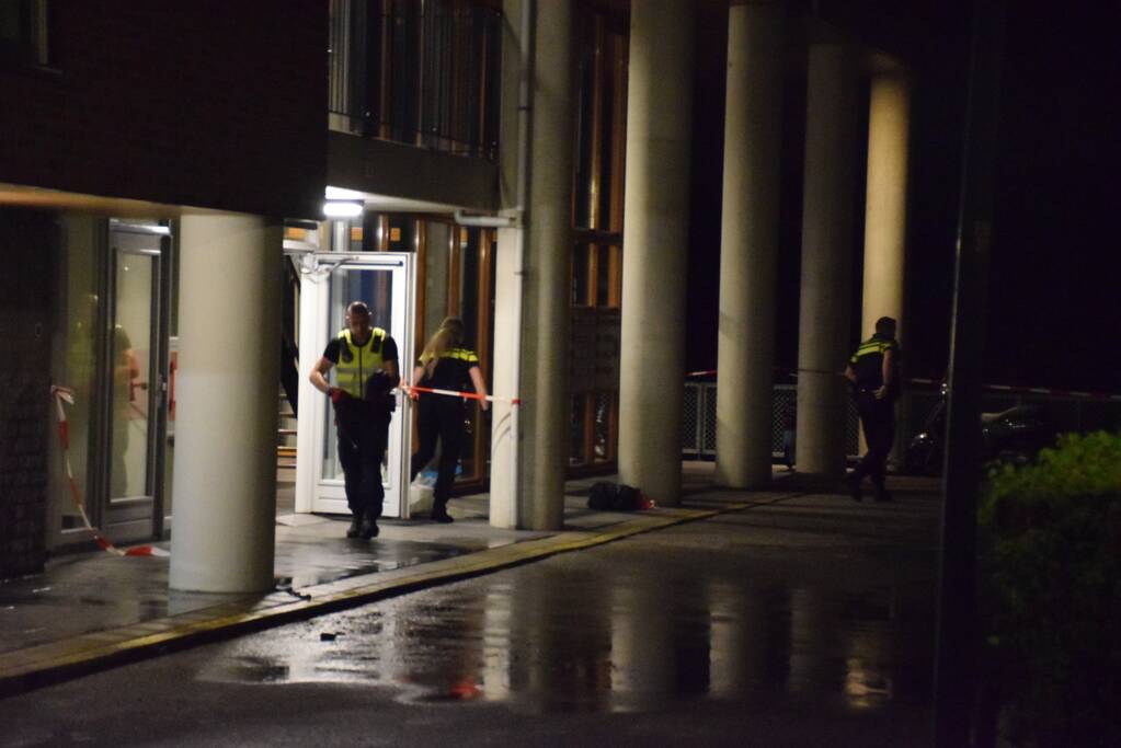 Politie doet onderzoek naar stoffelijk overschot in flatwoning