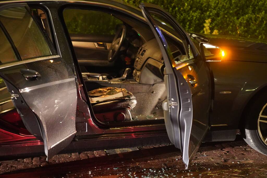 Auto in brand gestoken