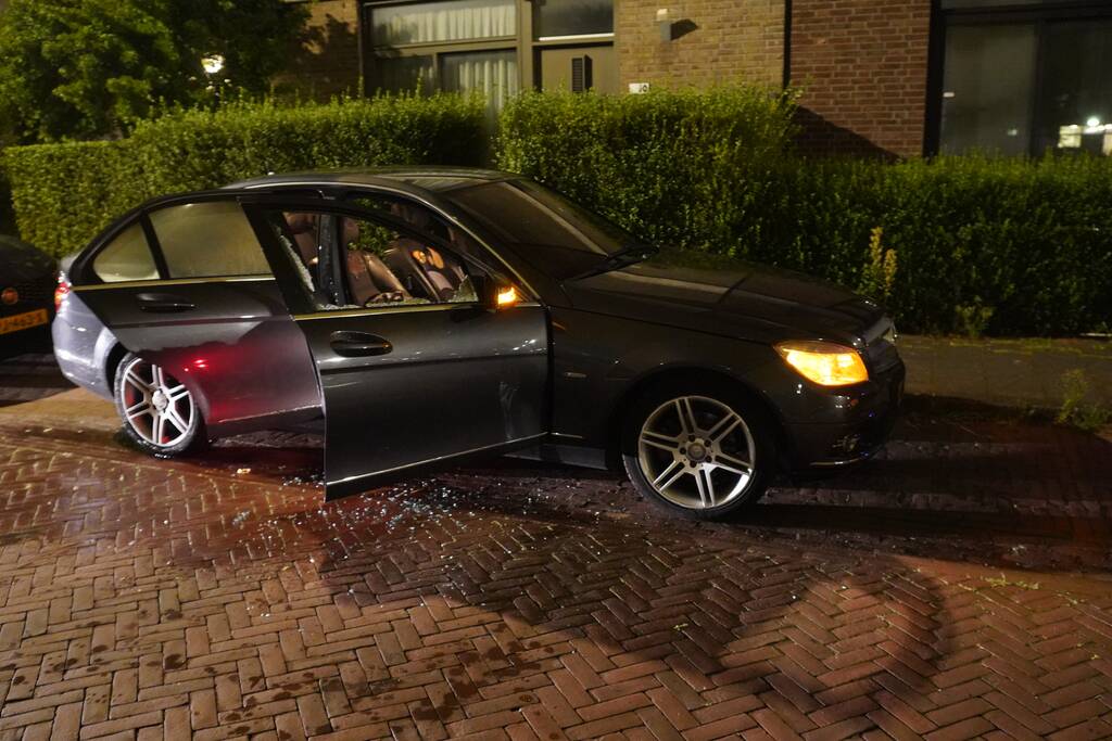 Auto in brand gestoken