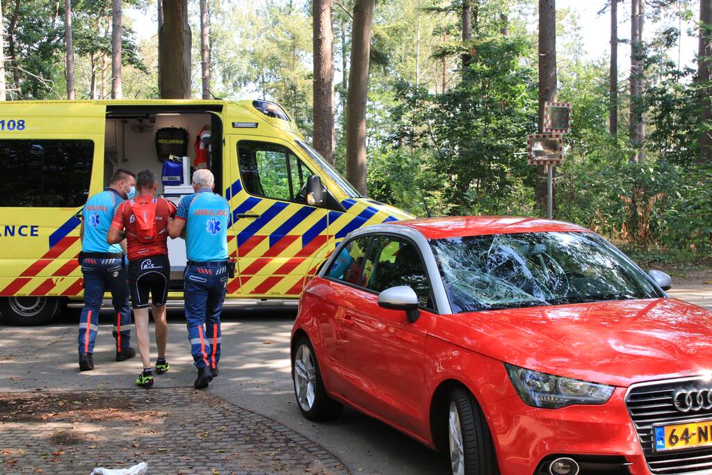 Mountainbiker flink gewond bij botsing op auto