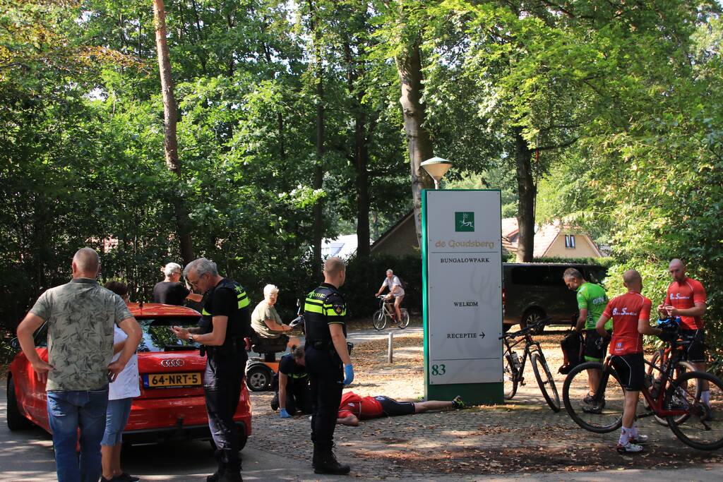 Mountainbiker flink gewond bij botsing op auto