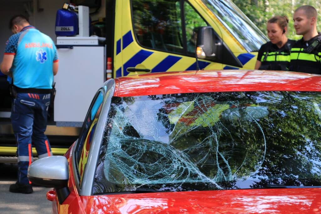Mountainbiker flink gewond bij botsing op auto
