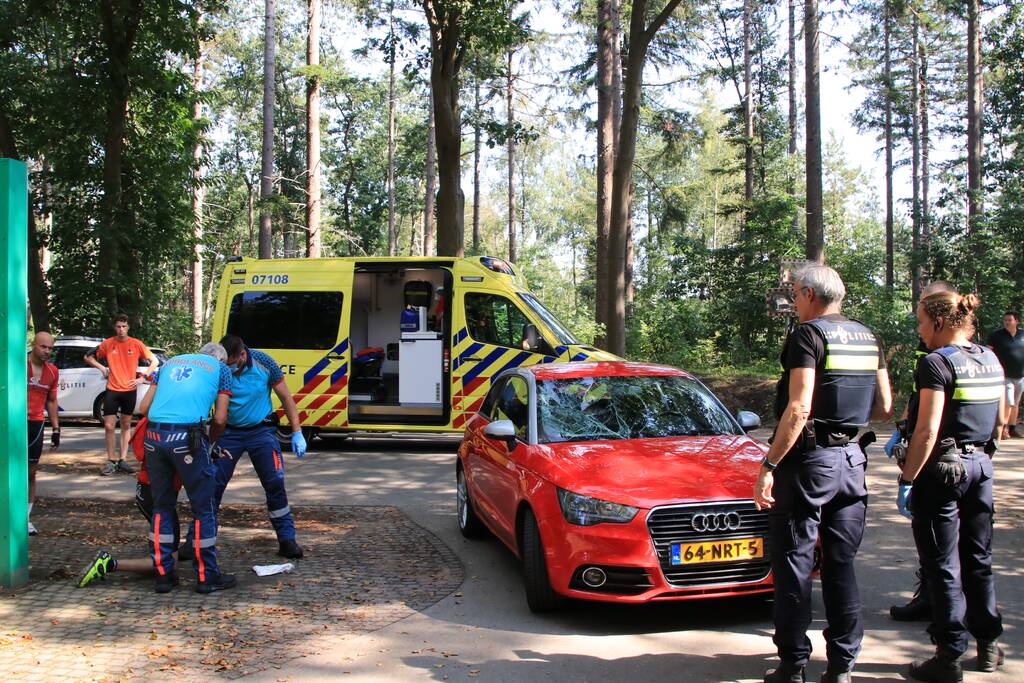 Mountainbiker flink gewond bij botsing op auto