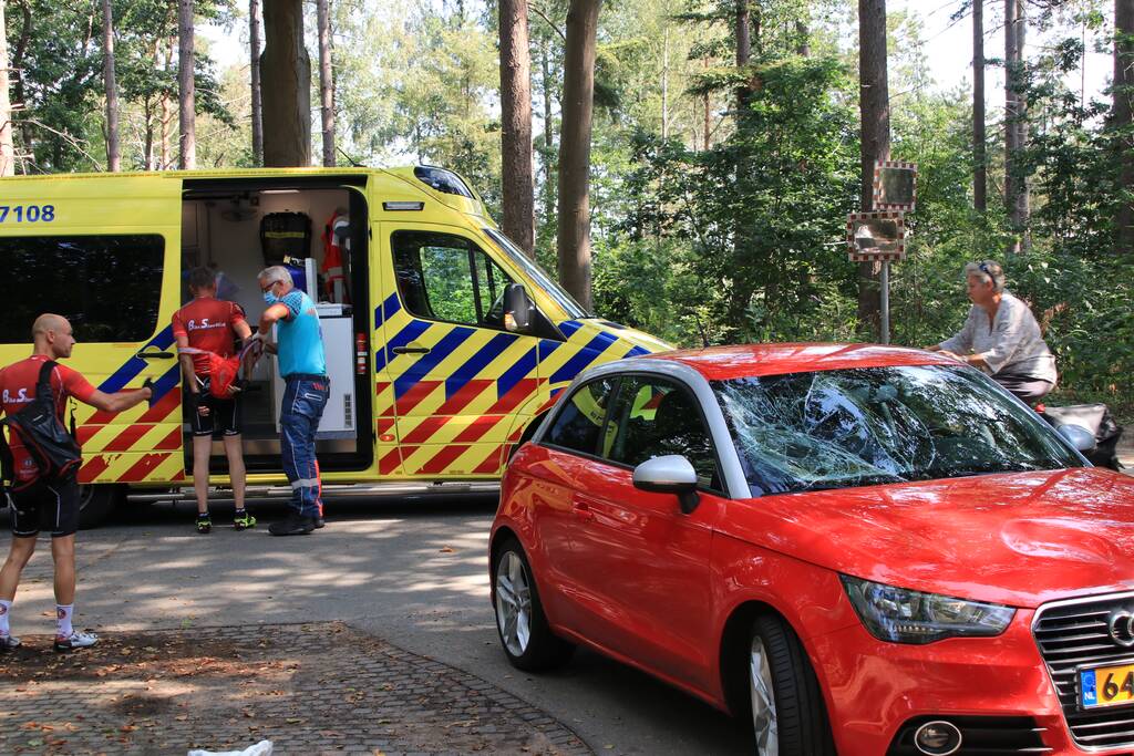 Mountainbiker flink gewond bij botsing op auto