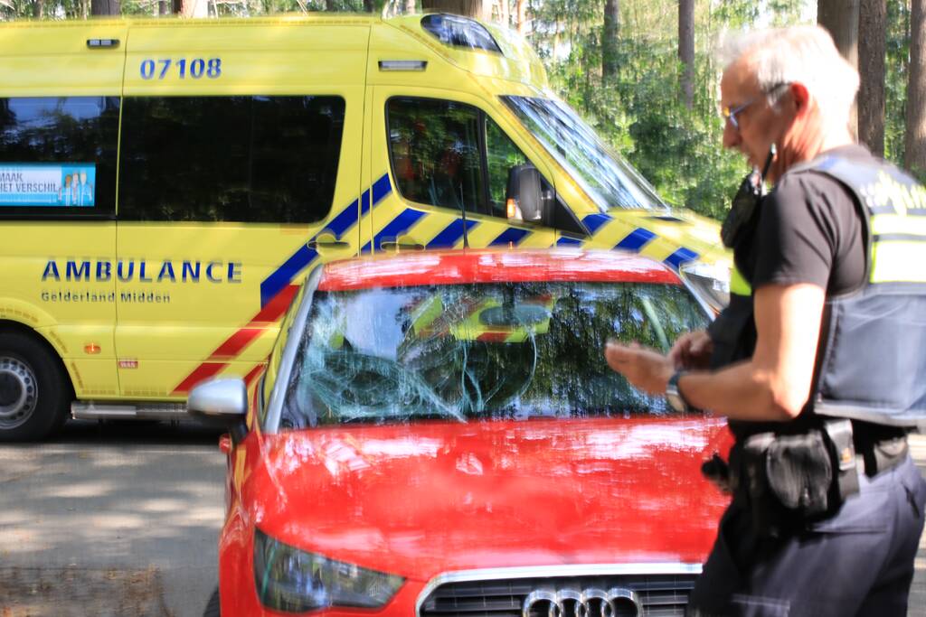 Mountainbiker flink gewond bij botsing op auto