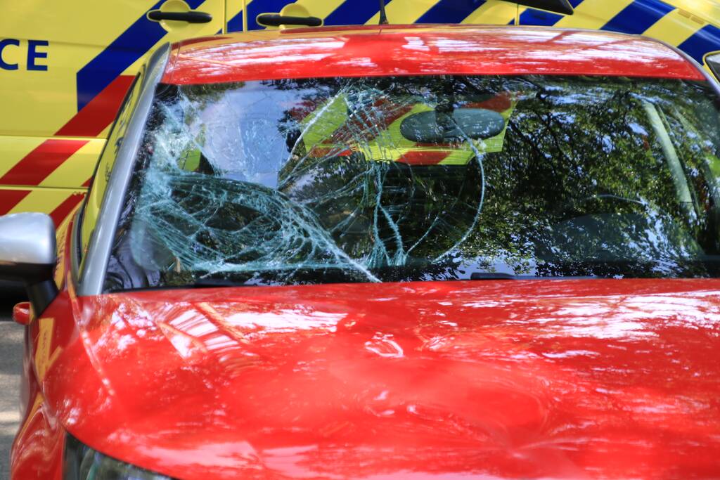 Mountainbiker flink gewond bij botsing op auto