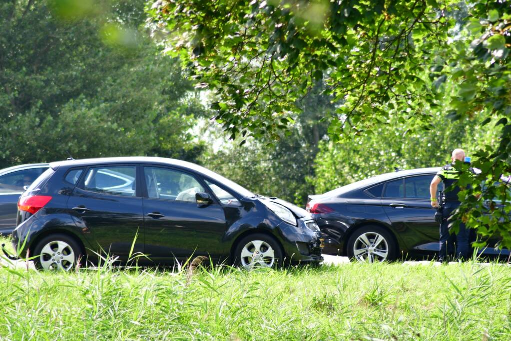 Vrouw gewond bij verkeersongeval met twee auto's
