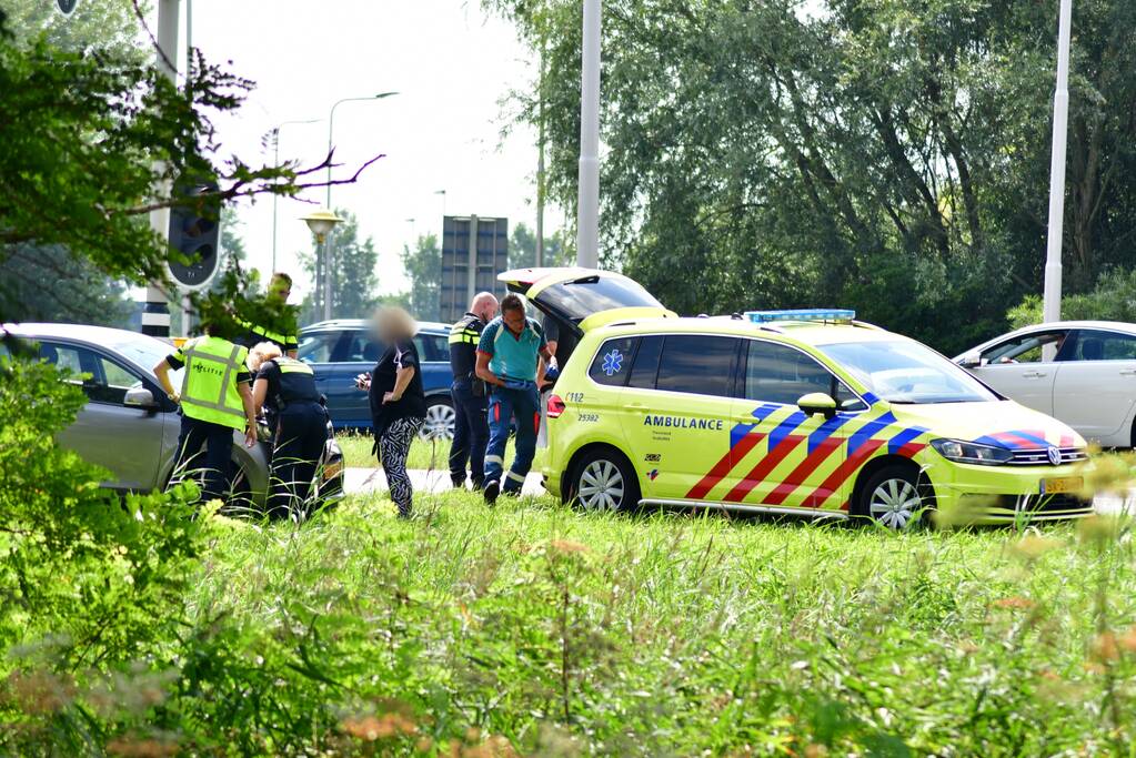 Vrouw gewond bij verkeersongeval met twee auto's