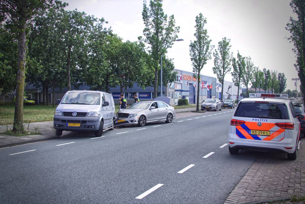 Automobilist knalt met auto op geparkeerde bestelbus