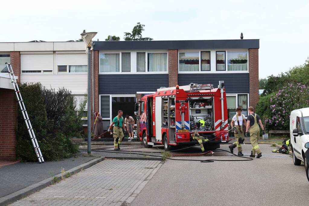Fikse brand in heg door weg branden wespennest