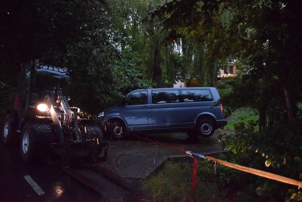 Bestelbus zakt weg in berm na keeractie