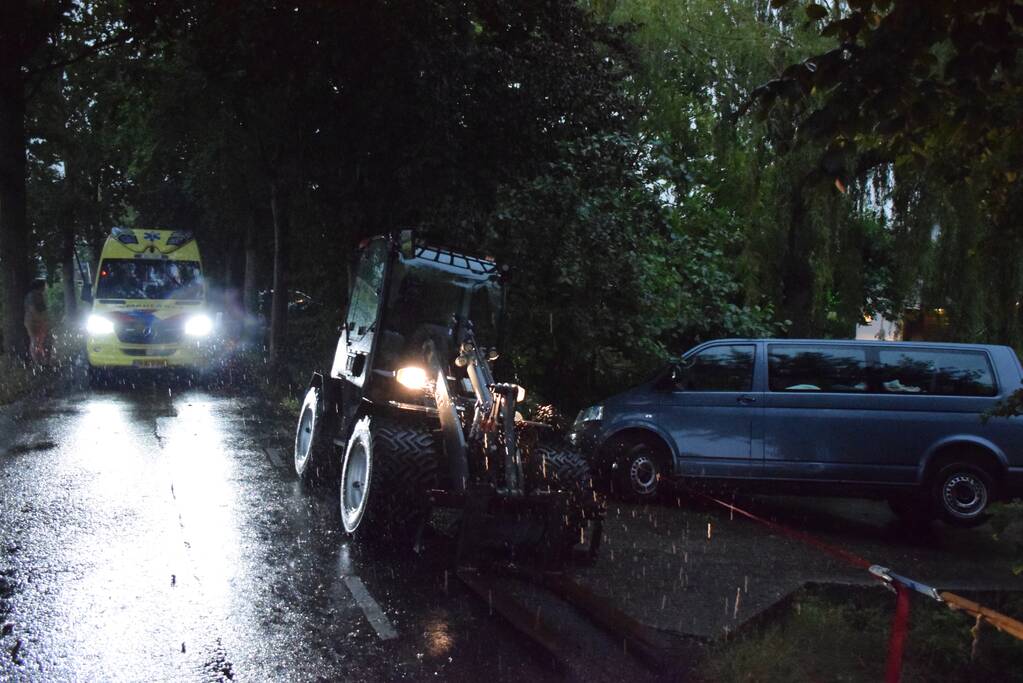 Bestelbus zakt weg in berm na keeractie