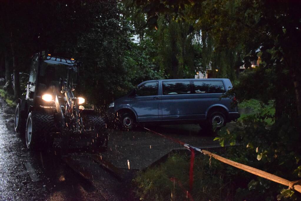 Bestelbus zakt weg in berm na keeractie