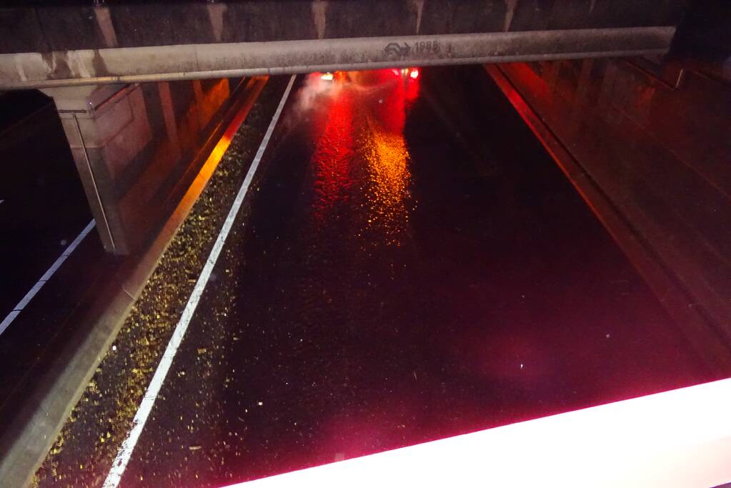 Wateroverlast bij brug op snelweg