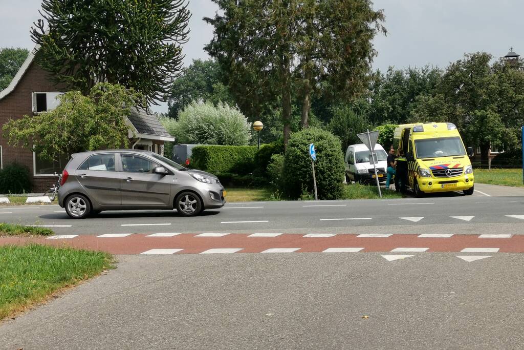 E-biker gewond na botsing met auto