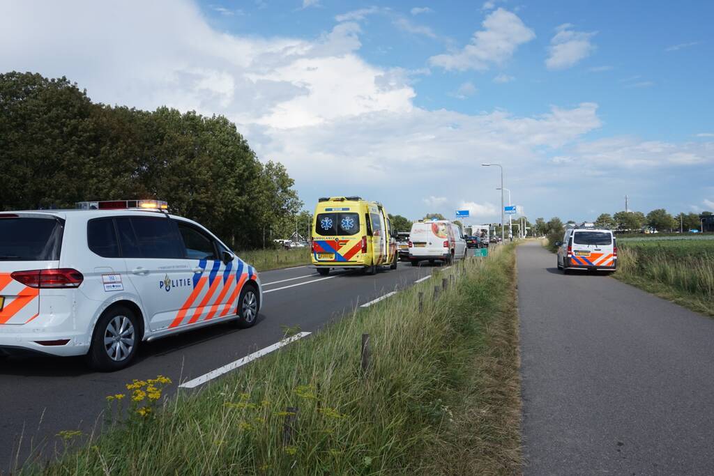 Bestelbus klapt achter op personenauto