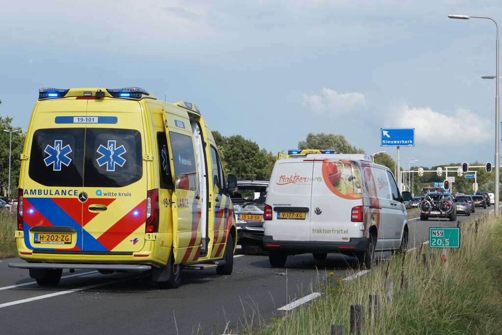 Bestelbus klapt achter op personenauto