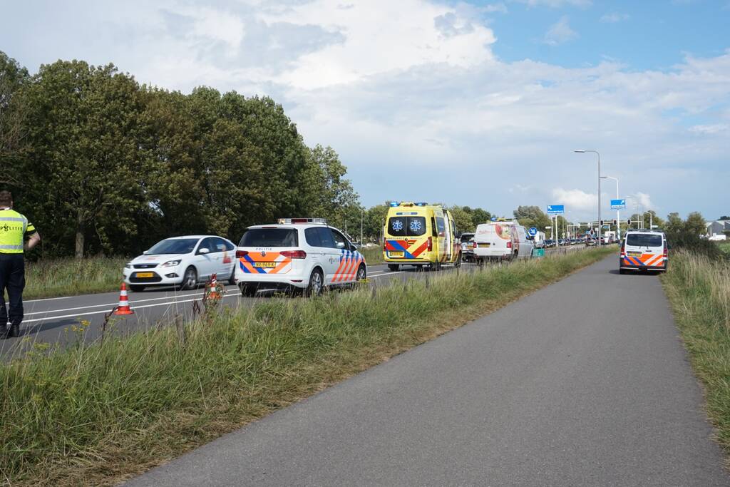 Bestelbus klapt achter op personenauto