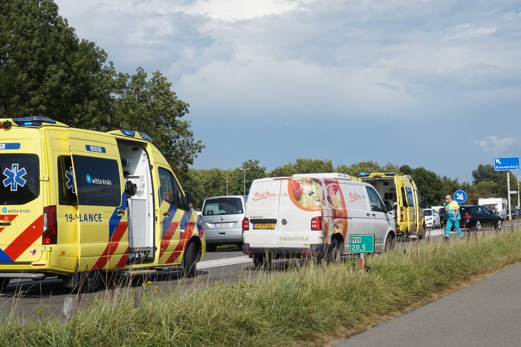 Bestelbus klapt achter op personenauto