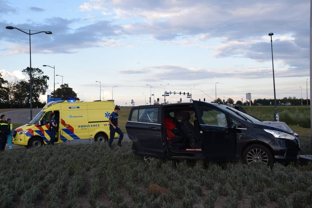 Auto rijdt tegen kunstwerk op rotonde