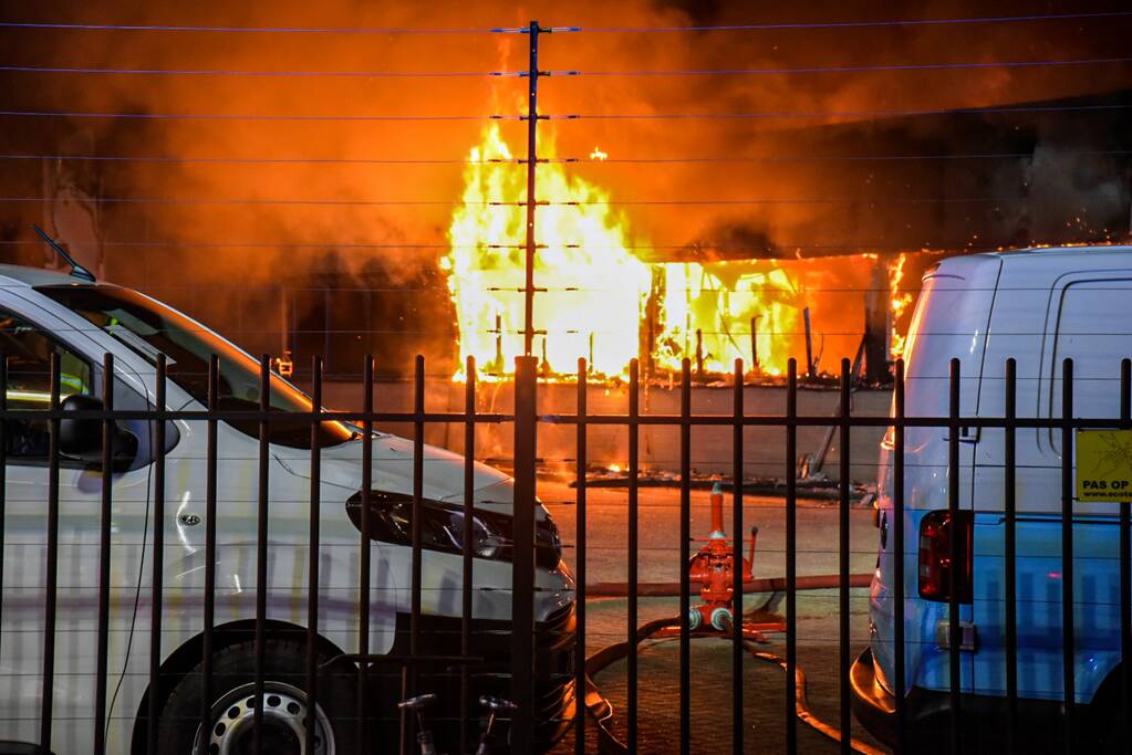 Bedrijfsverzamelgebouw verwoest door grote uitslaande brand