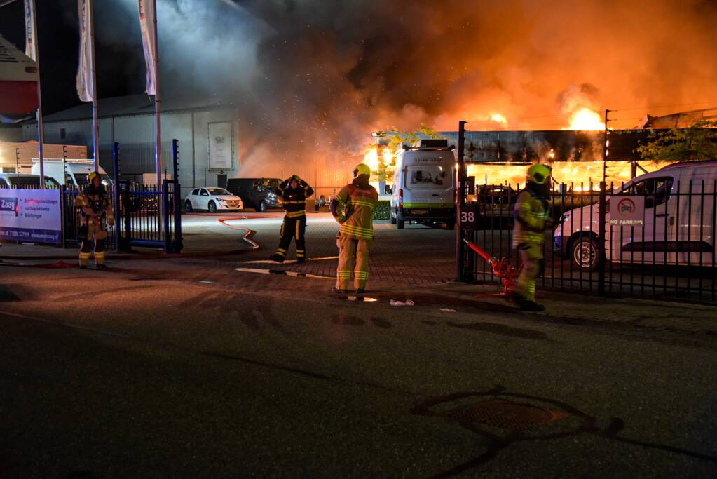 Bedrijfsverzamelgebouw verwoest door grote uitslaande brand