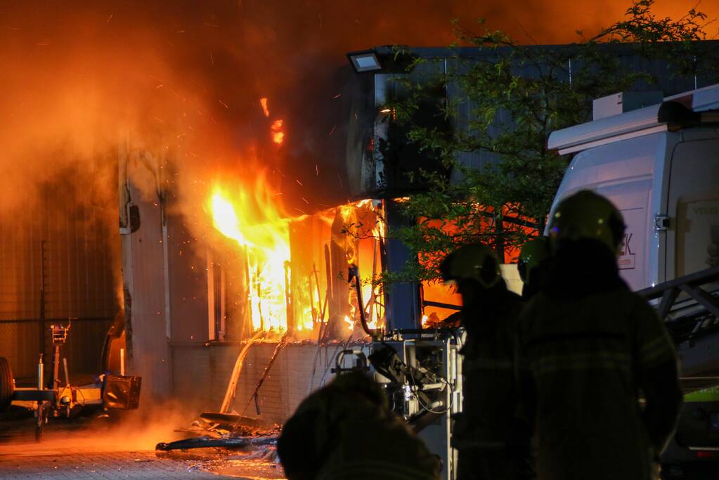 Bedrijfsverzamelgebouw verwoest door grote uitslaande brand