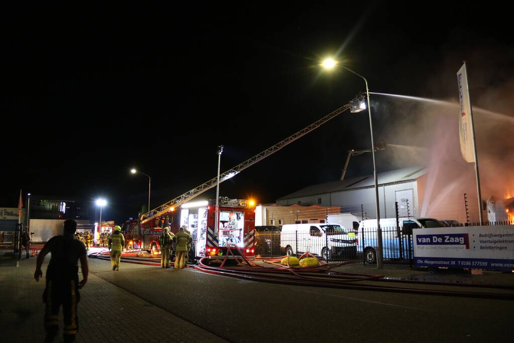 Bedrijfsverzamelgebouw verwoest door grote uitslaande brand