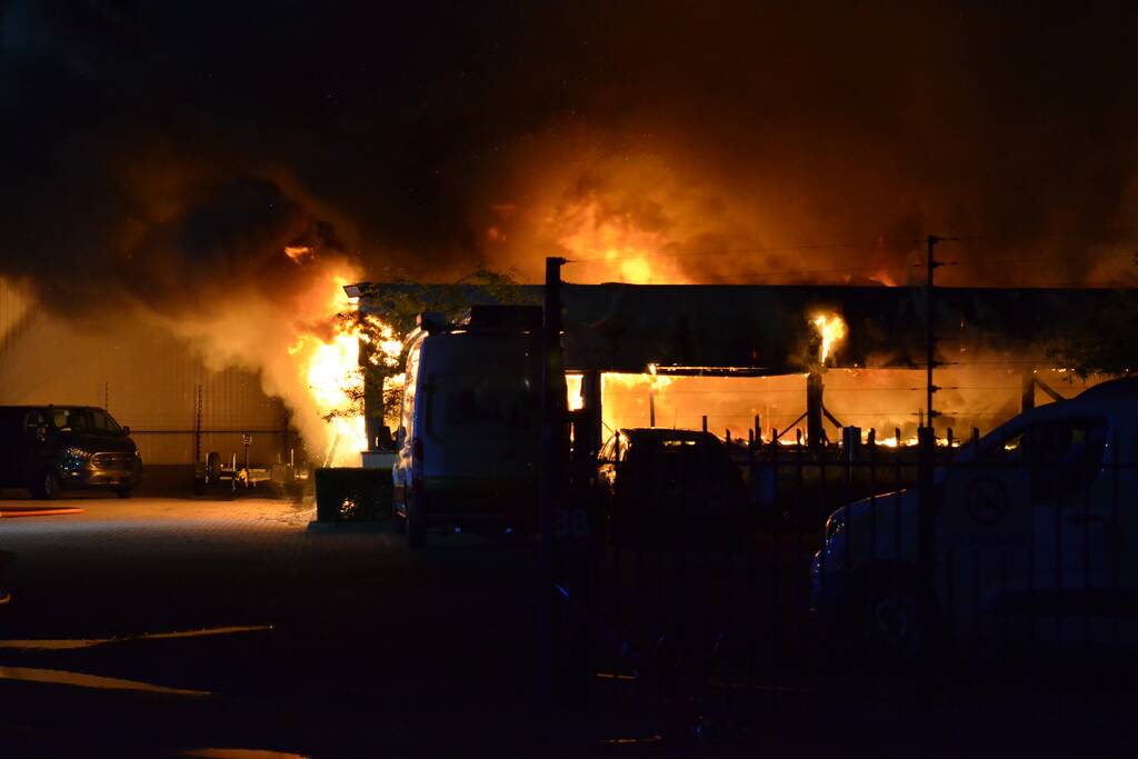 Bedrijfsverzamelgebouw verwoest door grote uitslaande brand