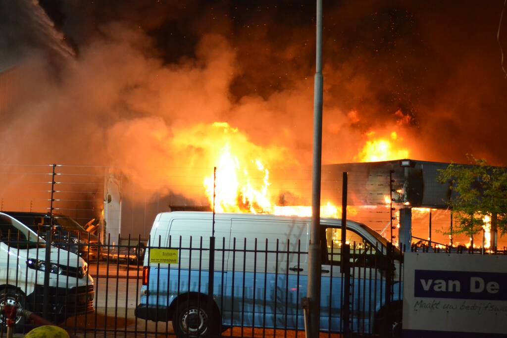 Bedrijfsverzamelgebouw verwoest door grote uitslaande brand