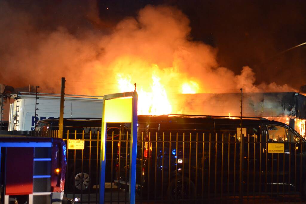 Bedrijfsverzamelgebouw verwoest door grote uitslaande brand
