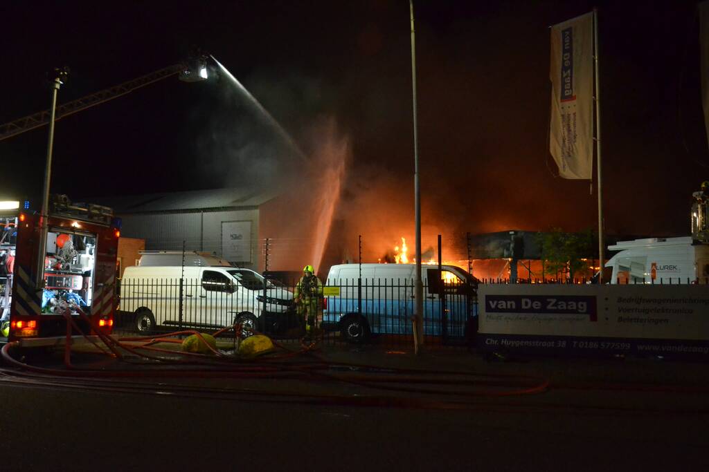 Bedrijfsverzamelgebouw verwoest door grote uitslaande brand