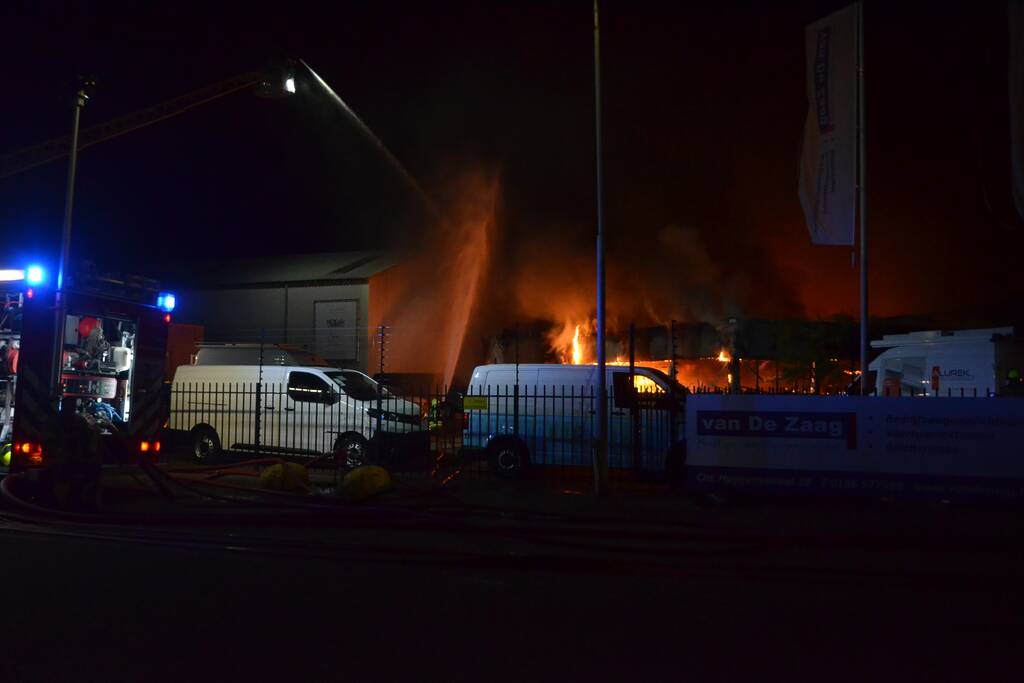 Bedrijfsverzamelgebouw verwoest door grote uitslaande brand