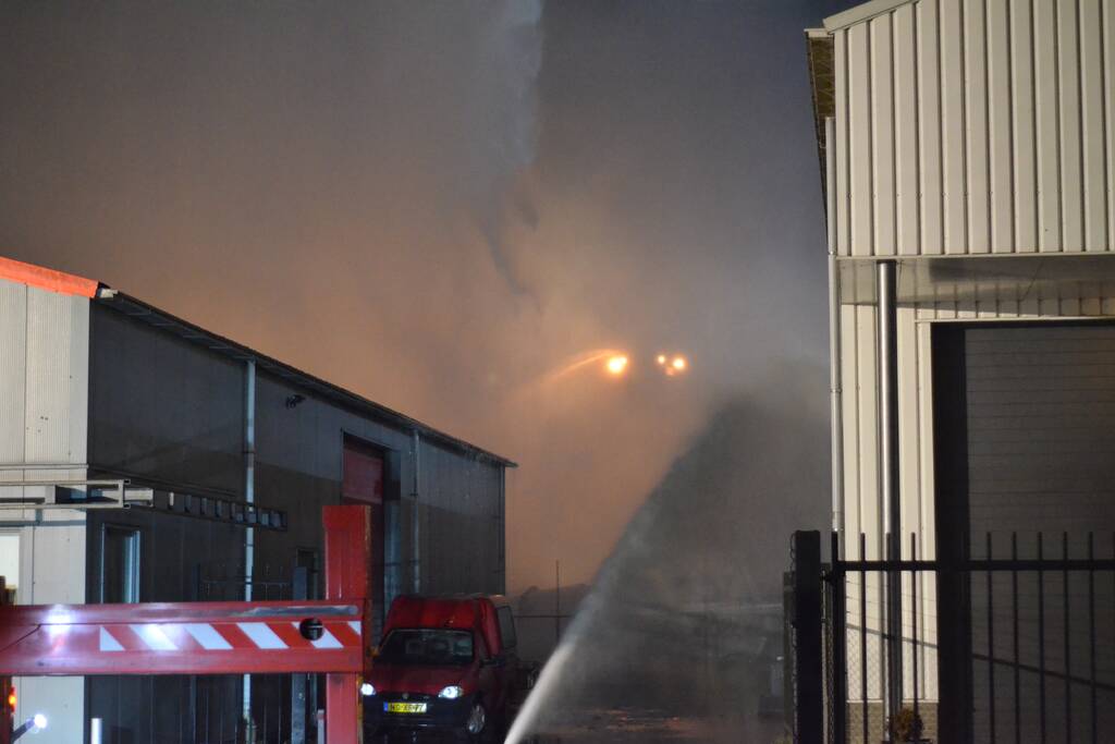 Bedrijfsverzamelgebouw verwoest door grote uitslaande brand
