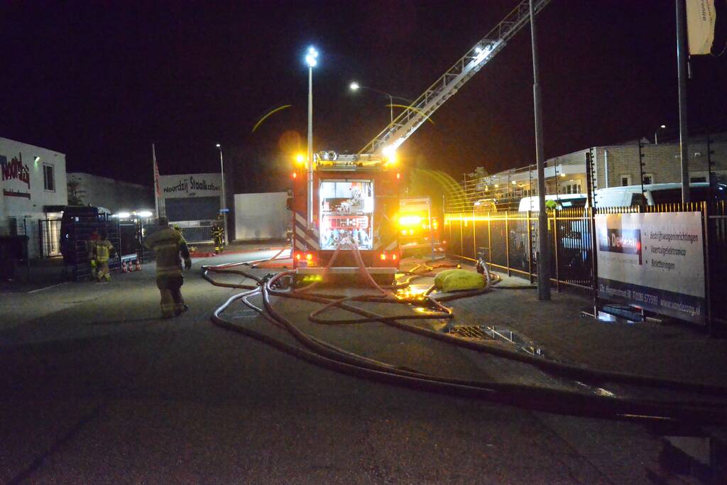 Bedrijfsverzamelgebouw verwoest door grote uitslaande brand