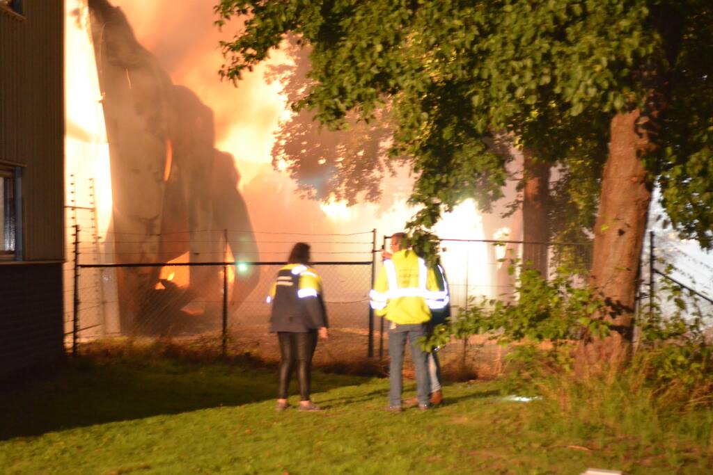Bedrijfsverzamelgebouw verwoest door grote uitslaande brand