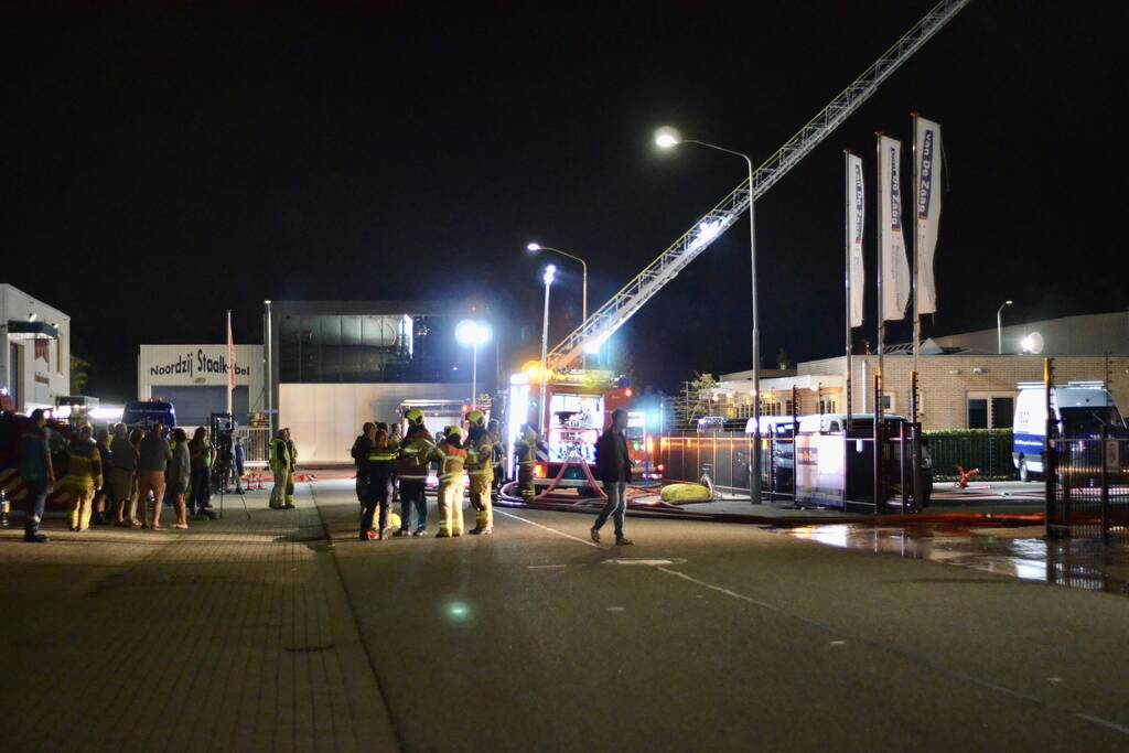 Bedrijfsverzamelgebouw verwoest door grote uitslaande brand
