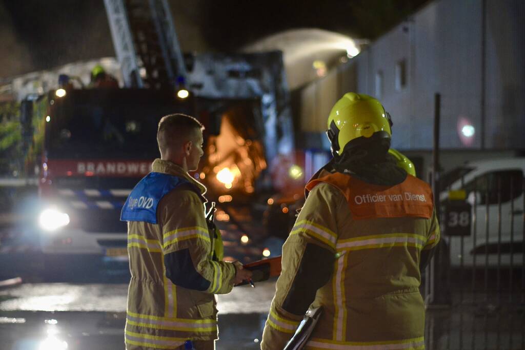 Bedrijfsverzamelgebouw verwoest door grote uitslaande brand