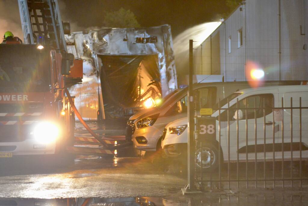 Bedrijfsverzamelgebouw verwoest door grote uitslaande brand