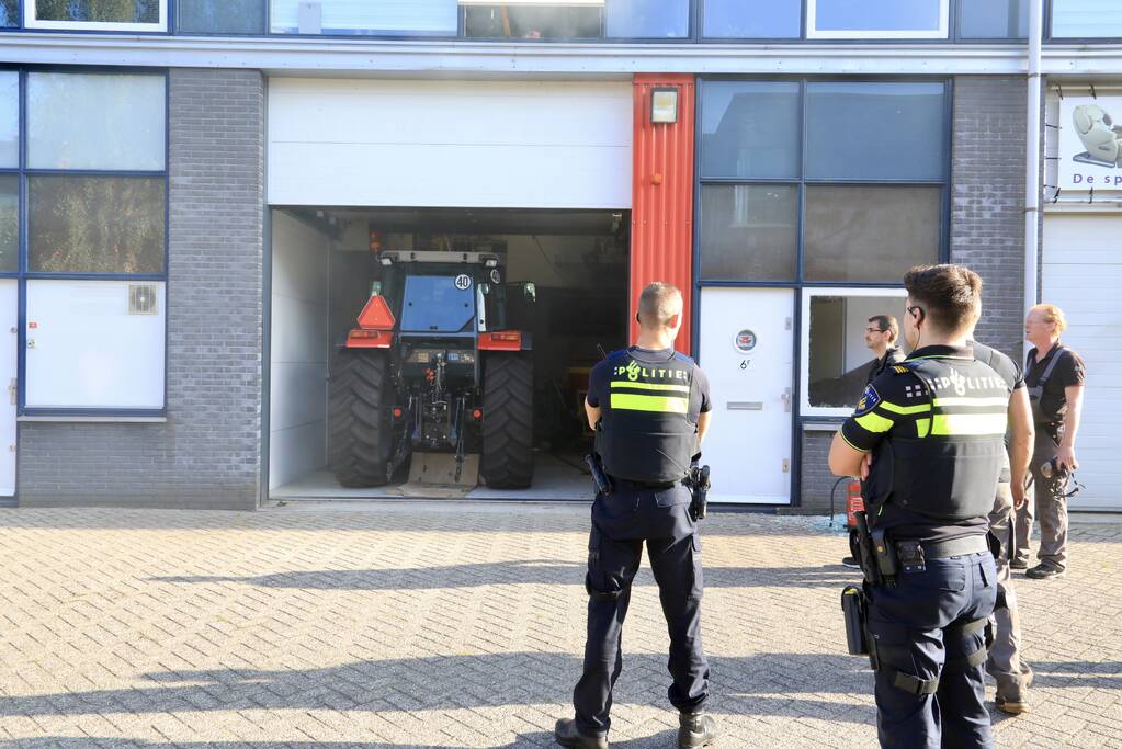 Medewerkers blussen brand in bedrijfsverzamelgebouw