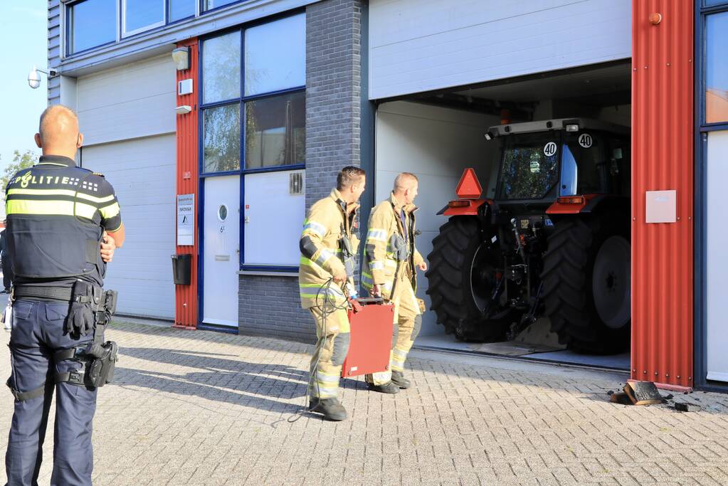 Medewerkers blussen brand in bedrijfsverzamelgebouw