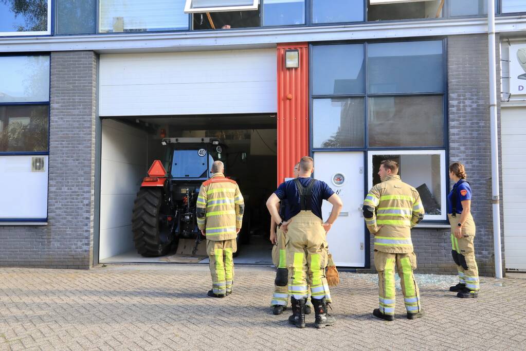 Medewerkers blussen brand in bedrijfsverzamelgebouw