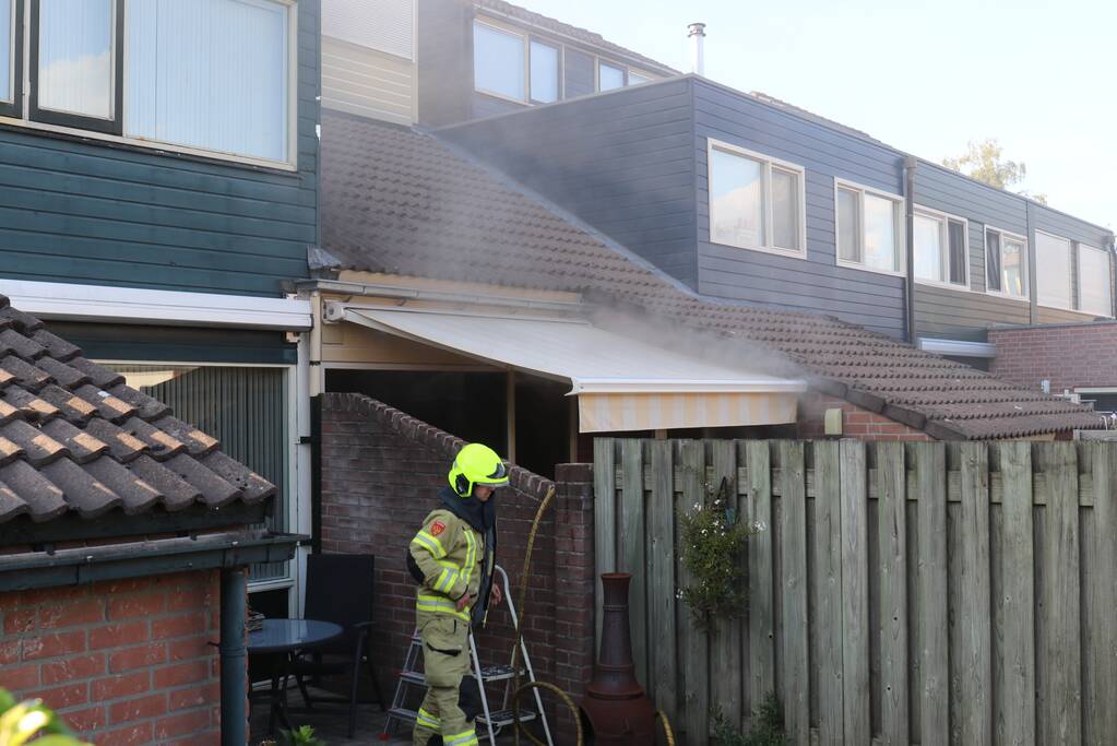 Veel rook bij woningbrand