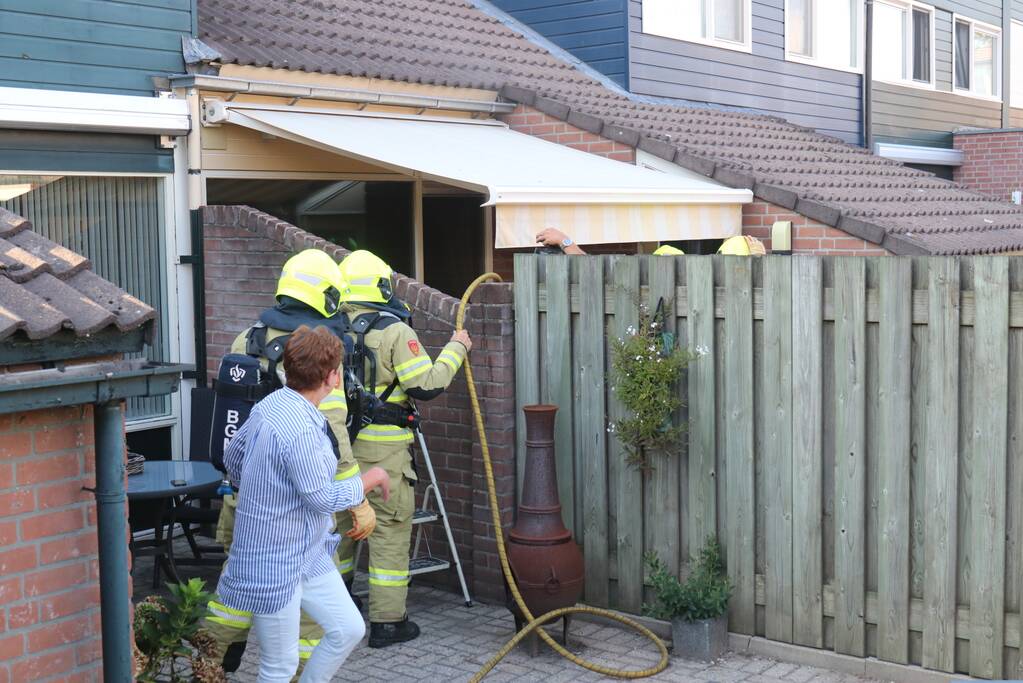 Veel rook bij woningbrand