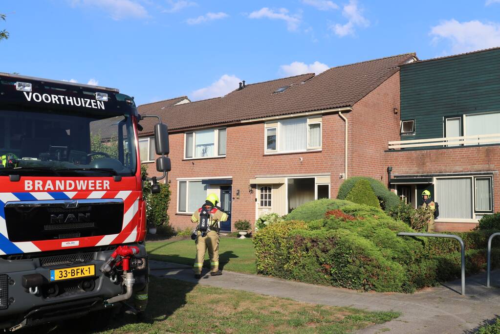 Veel rook bij woningbrand
