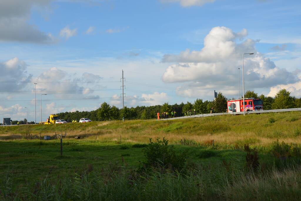 Auto belandt naast de snelweg en vliegt in brand