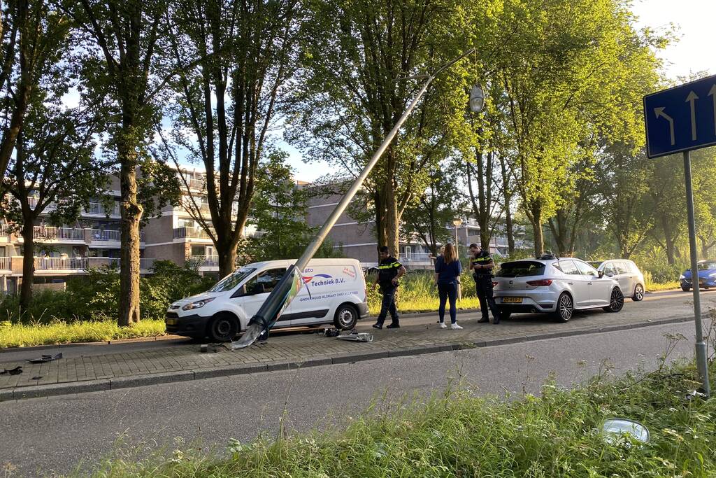 Bestuurder raakt middengeleider en ramt vervolgens verkeerspaal