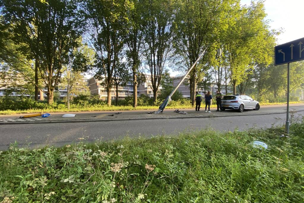 Bestuurder raakt middengeleider en ramt vervolgens verkeerspaal